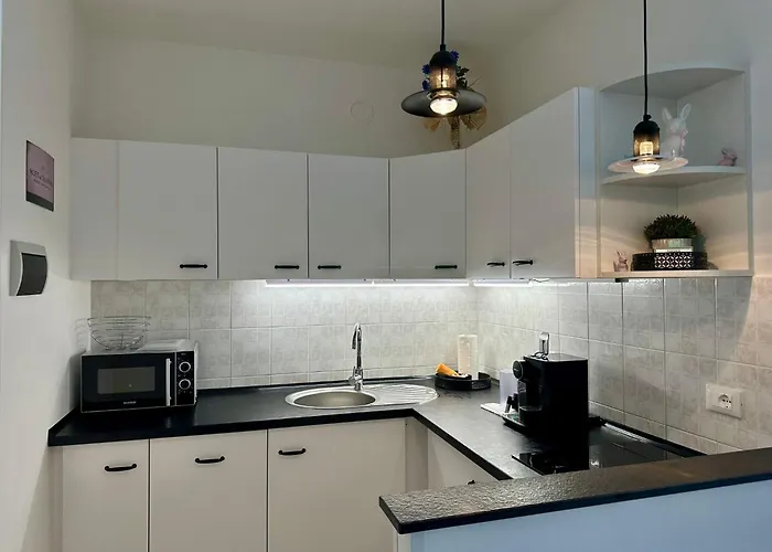 Nadine Apartman Colà